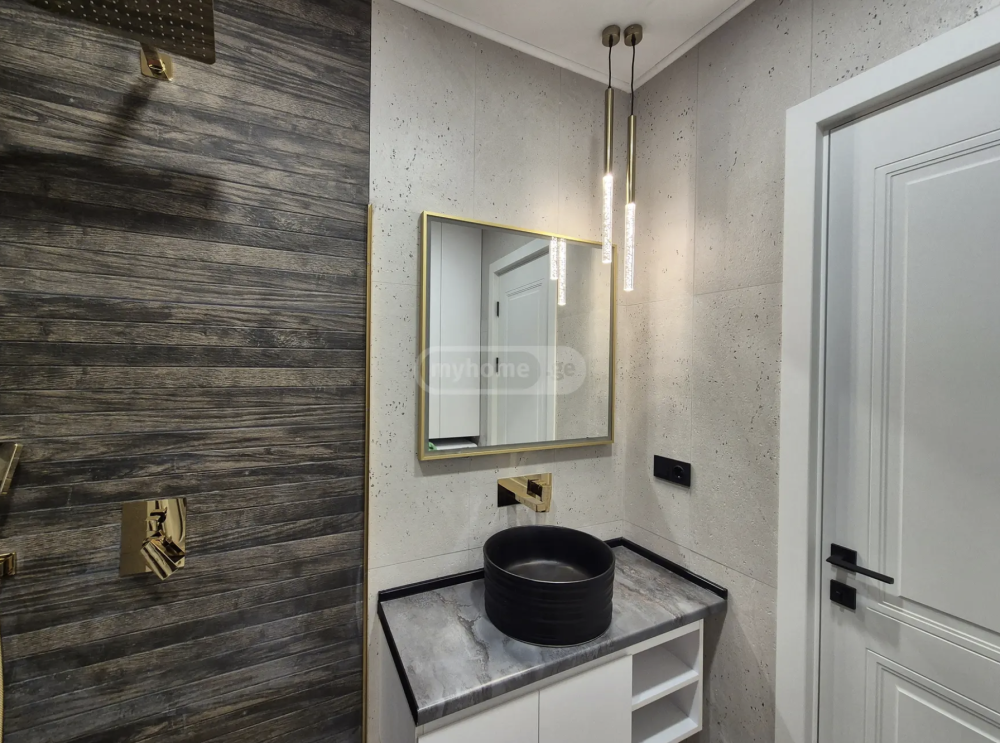 იყიდება 2 ოთახიანი ბინა საბურთალოზე